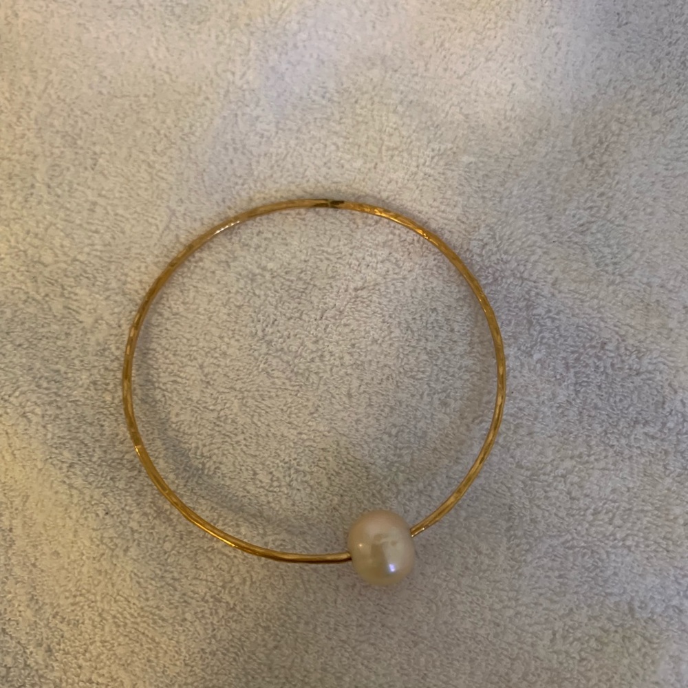 Gold plated bracelet with Single pearl